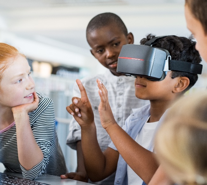 Há muitas aplicações possíveis para a realidade virtual na educação